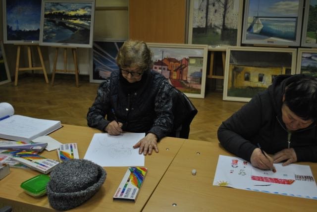 Seniorzy na wystawie i warsztatach